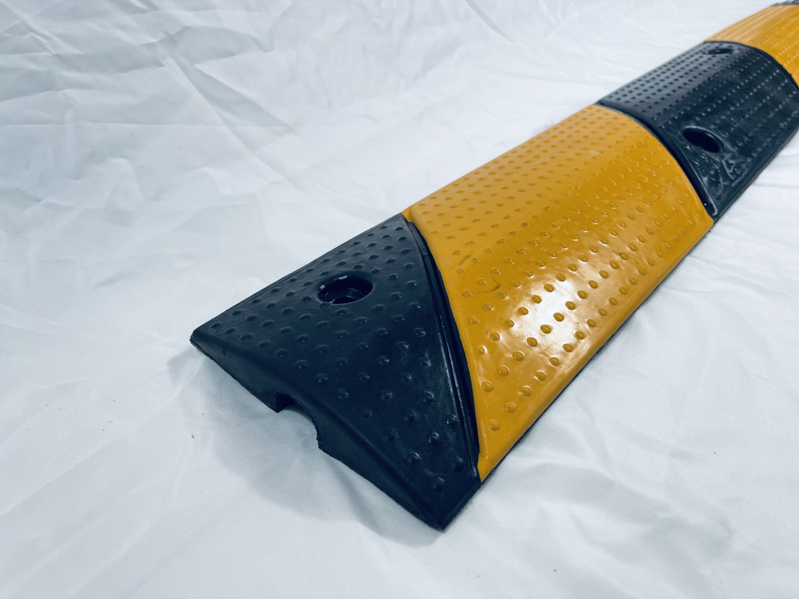 gờ giảm tốc cao su luồn dây 1000x150x30mm 05