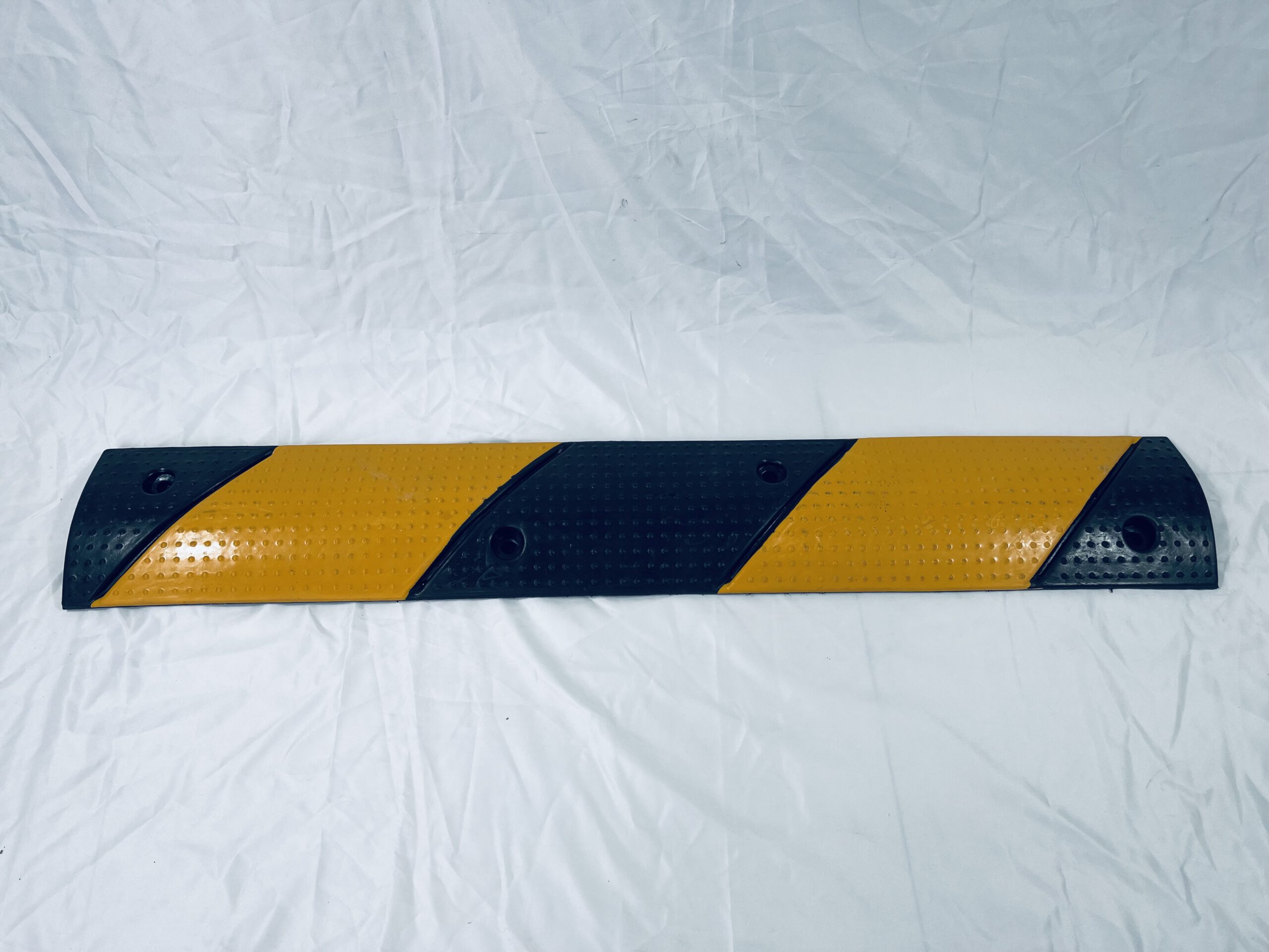 gờ giảm tốc cao su luồn dây 1000x150x30mm 06
