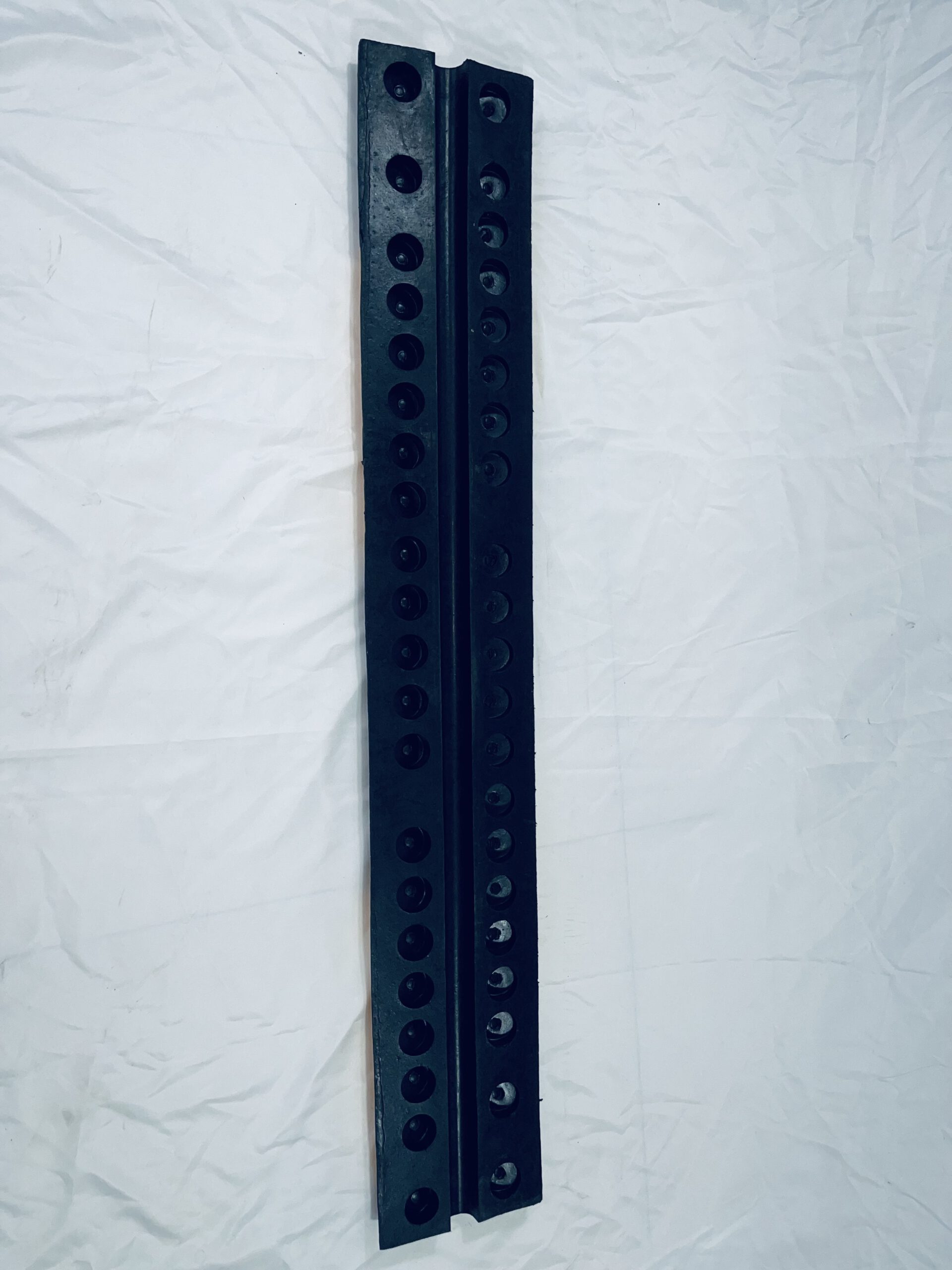 gờ giảm tốc cao su luồn dây 1000x150x30mm 08