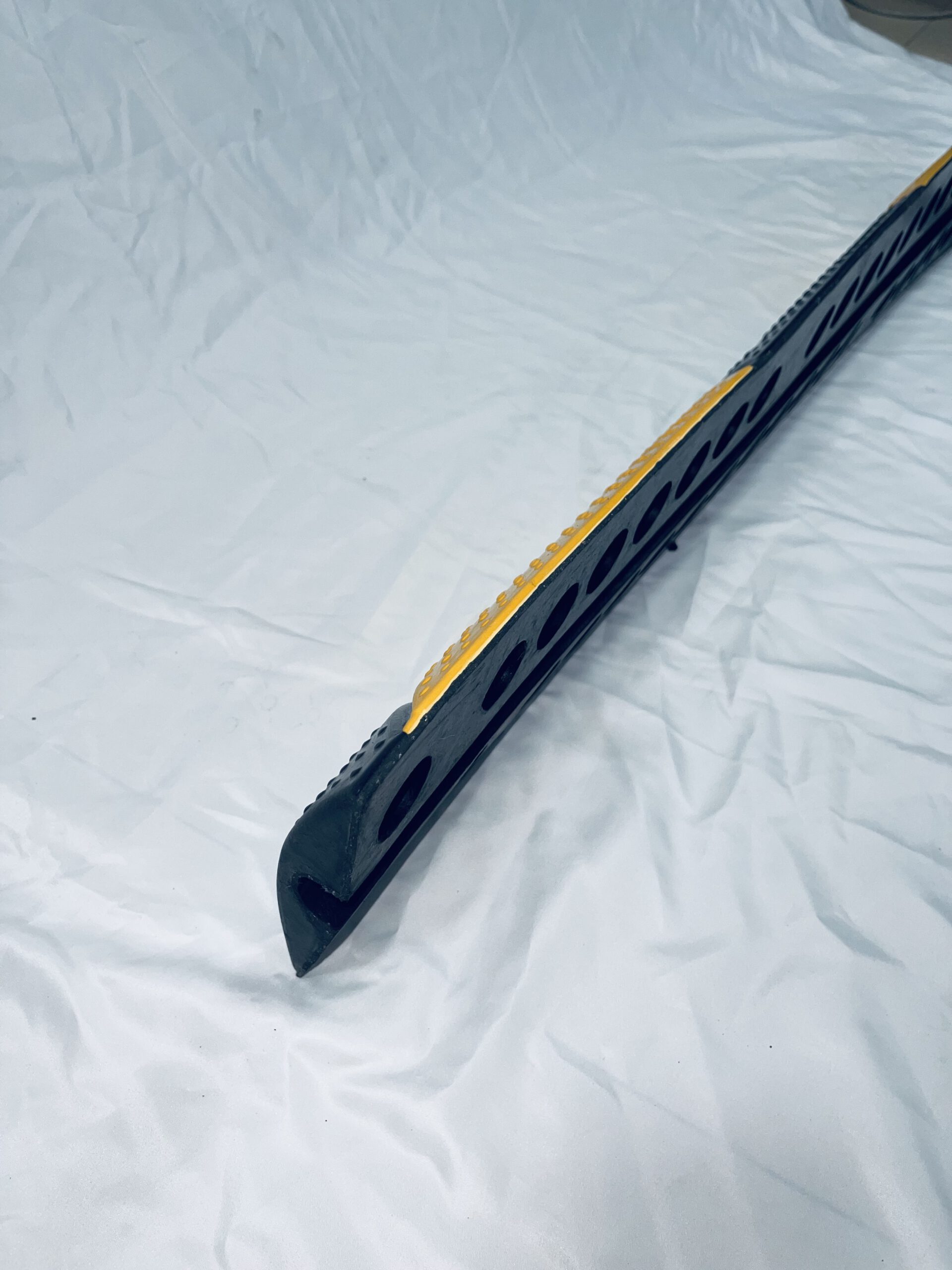 gờ giảm tốc cao su luồn dây 1000x150x30mm 09